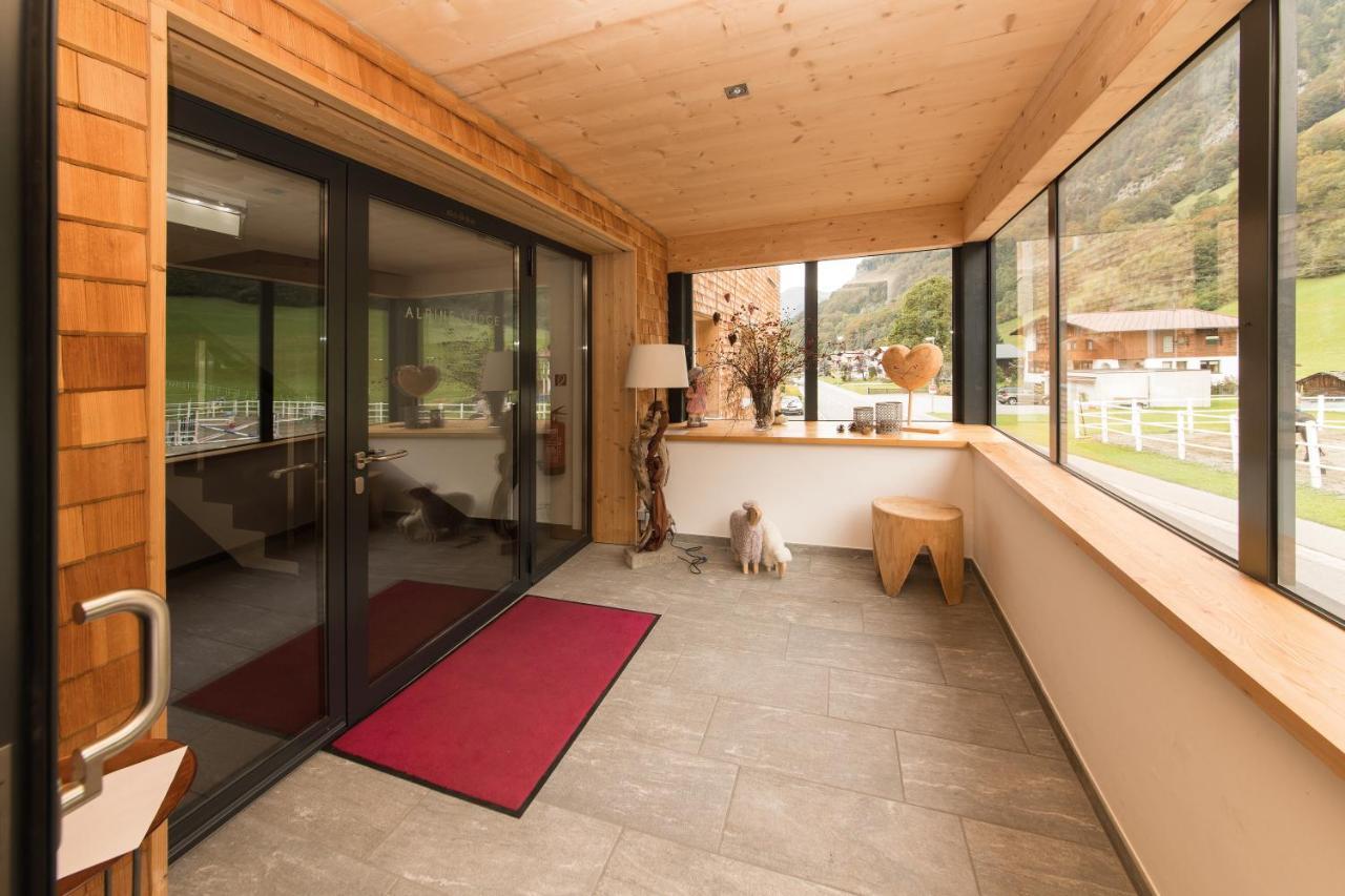 Alpine Lodge Kloesterle Am Arlberg Ruang foto